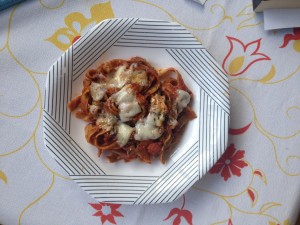 Linguine de espinaca con salsa tomate con chorizo picante y queso de cabra